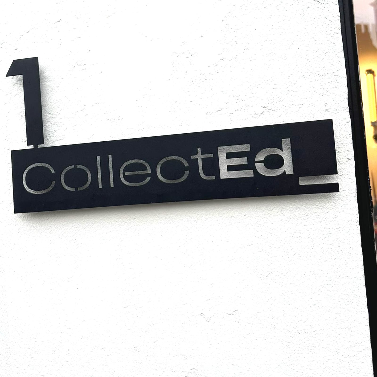 Enseigne CollectEd_ en métal noir poudré, découpe laser, concept store design à Bruxelles