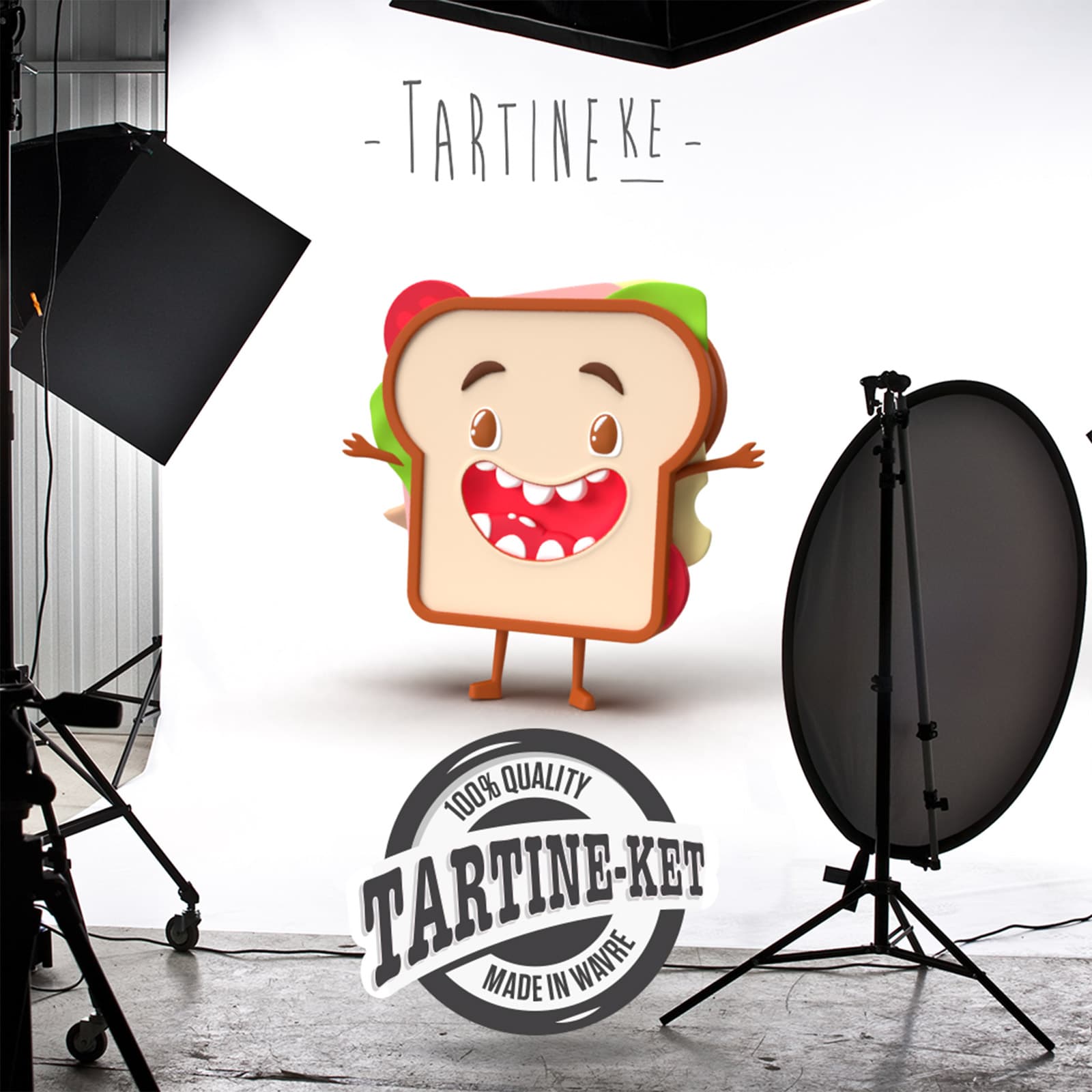 Illustration d’une mascotte sandwich souriante Tartineke photographiée en studio, incarnant l’univers ludique et gourmand de la marque.