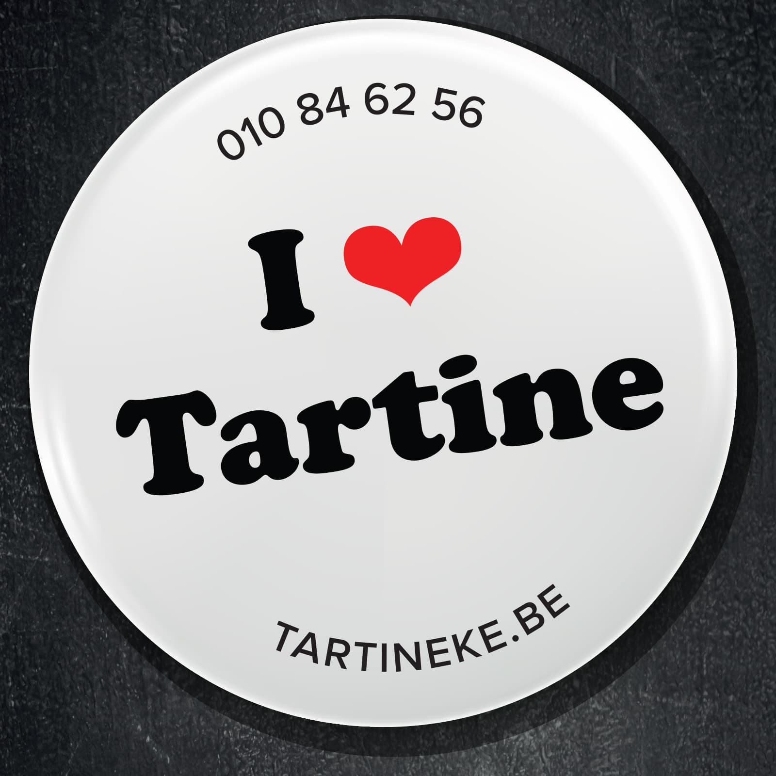 Badge promotionnel Tartineke avec message « I love Tartine », renforçant l’attachement à la marque et son identité conviviale.